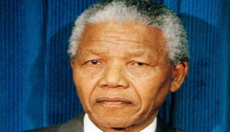 رئاسة جنوب إفريقيا تعلن أن نلسون مانديلا يعالج من التهاب رئوي