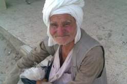 “محمد” الشيخ الظاهرة .. يقطع يوميا أزيد من 10 كلم لإلقاء السلام ومصافحة المواطنين