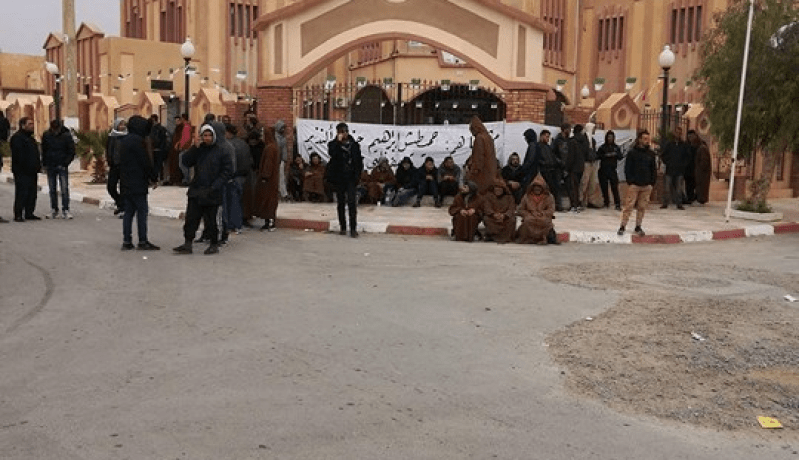 مواطنون يغلقون مقر بلدية خطوطي سد الجير بالسلاسل و«الكادنات» في المسيلة