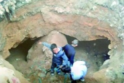 اكتشاف مغارة بعد انشقاق الطريق بحي قاضي حنيفي في معسكر