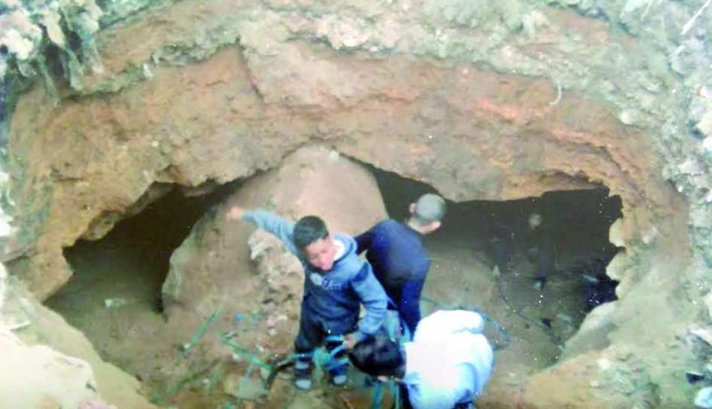 اكتشاف مغارة بعد انشقاق الطريق بحي قاضي حنيفي في معسكر