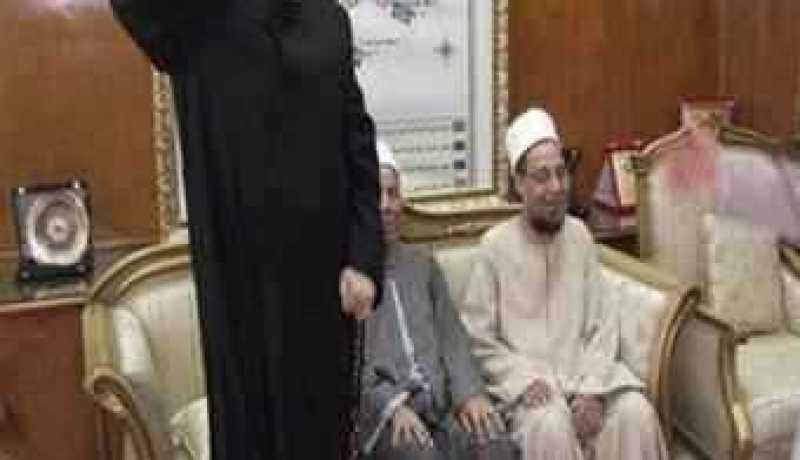 جدل واسع حول صورة مفتي مصر وهو يؤدي التحية العسكرية