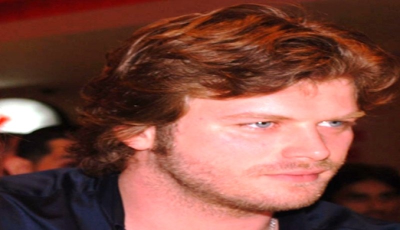 مهند‮ ‬يلفظ أنفاسه الأخيرة بعد عراك مع شباب في‮ ‬الشارع بتركيا