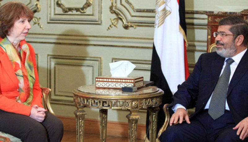 آشتون تسعى لتوافق بين مرسي ومعارضيه بشأن الاقتصاد