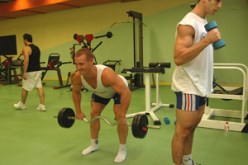 شباب يدمنون على رياضة كمال الأجسام للتباهي بعضلاتهم وإغراء الفتيات