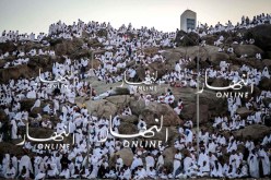 حجاج بيت الله يتوافدون إلى جبل عرفة