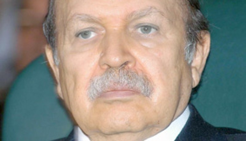 الرئيس بوتفليقة يهنئ الملكة إليزابيث الثانية بالعيد الوطني لبلادها