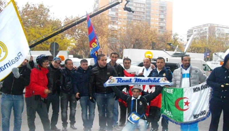 الجزائريون‮ ‬يعلون راية العرب وفلسطين في‮ ‬بيرنابيو ويمزّقون علم الصهاينة ويمنعون تعليقه