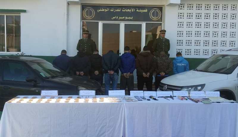 بالصور..حجز أزيد من 3 كلغ من “الزطلة” وأسلحة بيضاء ببومرداس