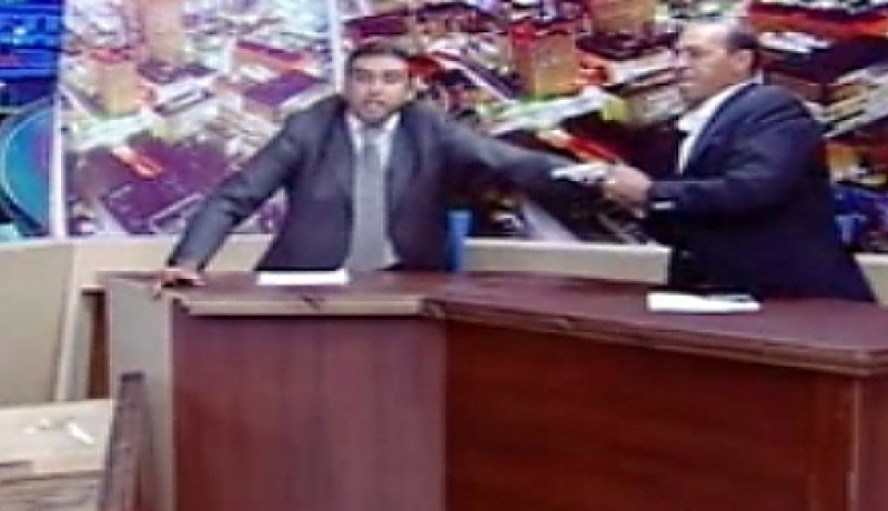نائب أردني يشهر السلاح في وجه خصمه على الهواء