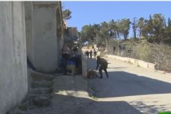 بالفيديو لحظة القصف المدفعي على صحفيين في اللاذقية