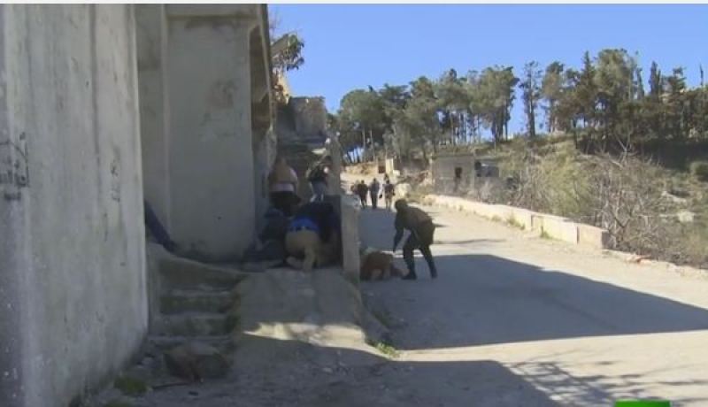 بالفيديو لحظة القصف المدفعي على صحفيين في اللاذقية