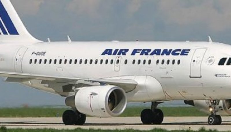 طرد مغربي من طائرة فرنسية بسبب الدعاء ومشاهدة فيلم ديني قبل الإقلاع