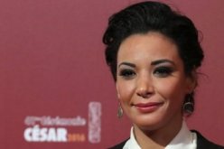 بالصور.. الممثلة المغربية لبنى أبيضار جزائرية تحمل السلاح