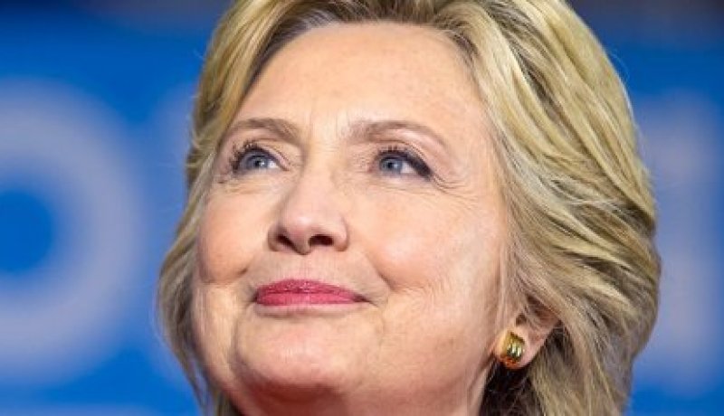بالصور .. تغريدة هيلاري كلينتون مخاطبة فريق حملتها الانتخابية