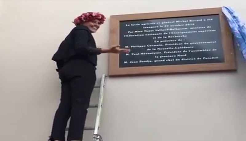 بالصور ..وزيرة التربية الفرنسية تستنجد بالسلم لتدشين مدرسة جديدة