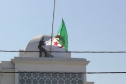 الأحزاب السياسية تندد بانتهاك حرمة الراية الوطنية والقنصلية العامة للجزائر بالدار البيضاء