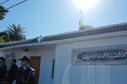 بالفيديو: مغاربة يمزقون العلم الجزائري بعد إقتحام مقر القنصلية الجزائرية بالدار البيضاء