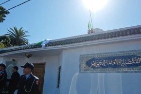 بالفيديو: مغاربة يمزقون العلم الجزائري بعد إقتحام مقر القنصلية الجزائرية بالدار البيضاء