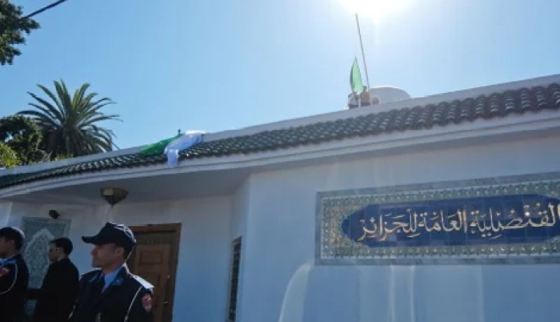 بالفيديو: مغاربة يمزقون العلم الجزائري بعد إقتحام مقر القنصلية الجزائرية بالدار البيضاء