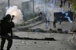 إصابة عشرات المواطنين الفلسطنيين باختناق جراء إطلاق قوات الاحتلال الاسرائيلي للغاز المسيل للدموع بالخليل