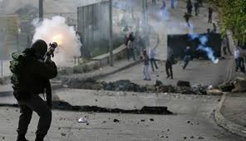 إصابة عشرات المواطنين الفلسطنيين باختناق جراء إطلاق قوات الاحتلال الاسرائيلي للغاز المسيل للدموع بالخليل