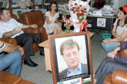 صحفيو “النهار” يقدمون التعازي في درويش بمقر السفارة الفلسطينية…رحل الشاعر وبقيت فلسطين لتلد محمودا ثانيا وثالثا…