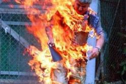 رجل يضرم النار بنفسه امام مجلس الشعب في القاهرة