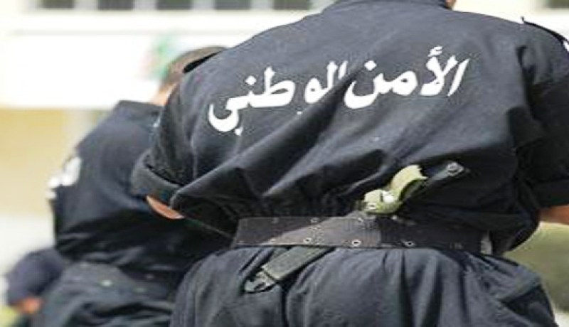 عاملة في‮ ‬بيتزيريا ترتدي‮ ‬سترة شرطة وتفتش حافلات النقل وسط مدينة تيارت