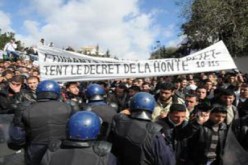 مئات الطلاب الجامعيين يتوجهون نحو قصر الحكومة في الجزائر