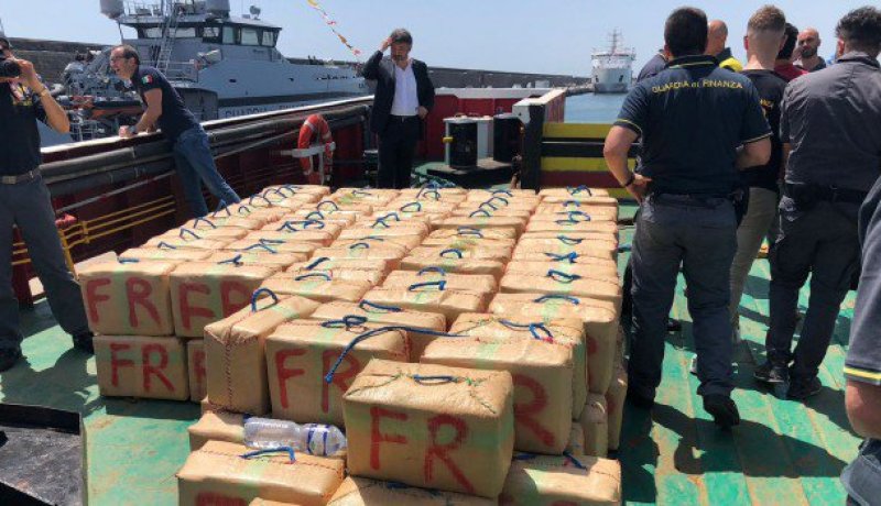 حجز سفينة مغربية بإيطاليا تنقل أكثر من 10 أطنان من الحشيش