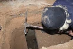 توقيف رجلين وامرأة ينبشون قبر قريبهم في الوادي