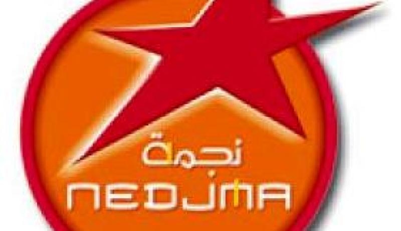 نجمة تعرض آخر عروضها للعمال في صالون ميد-ايت