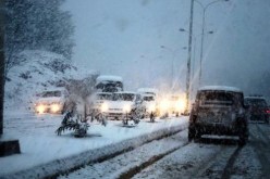 الثلوج والأمطار تشل العديد من الطرق الوطنية وسط وشرق البلاد