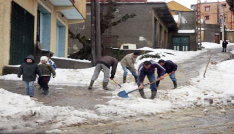 ثلوج كثيفة تغلق الطريق الوطني رقم 37 بولاية البليدة