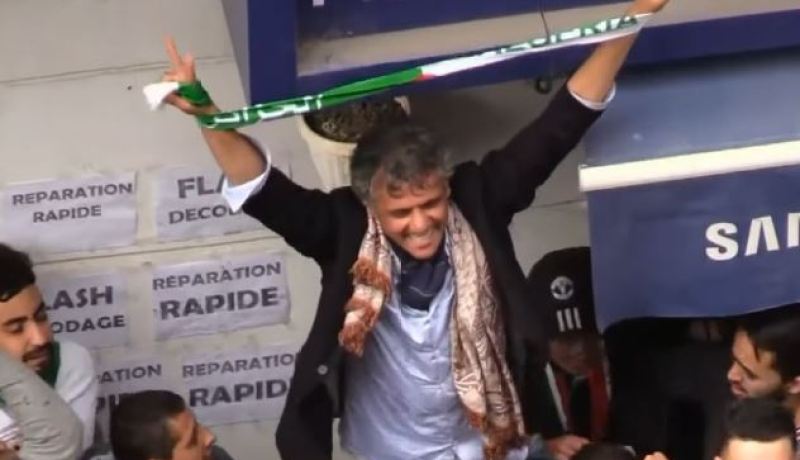 بالفيديو.. نكاز يصنع الحدث وسط المتظاهرين بالعاصمة