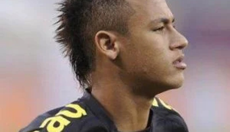 لجنة الانضباط توقف مهاجم سانتوس نيمار لمباراتين