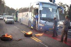 فلسطينيون يغلقون طريقا سريعا احتجاجا على هجمات المستوطنين