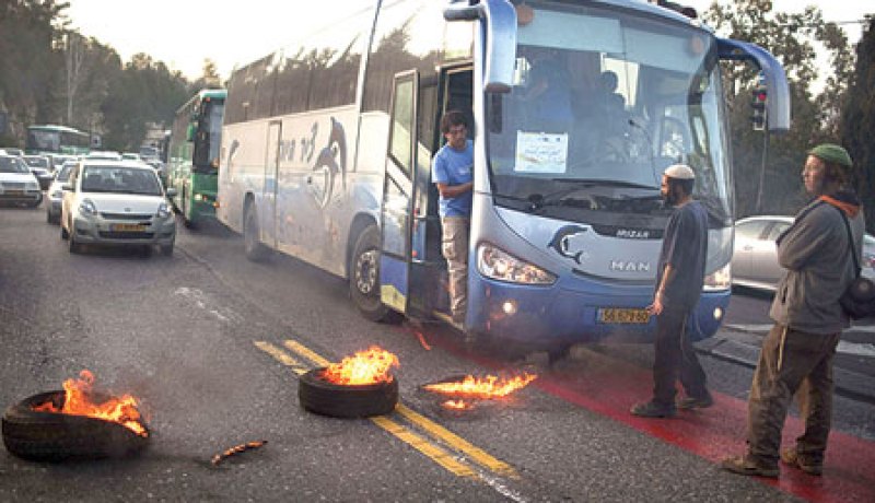 فلسطينيون يغلقون طريقا سريعا احتجاجا على هجمات المستوطنين
