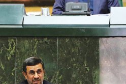 نجاد و لاريجاني يتبادلان الاتهامات في جلسة برلمانية ساخنة