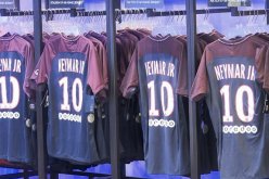 باريس تعرض قميص نيمار للبيع بـ 150 أورو