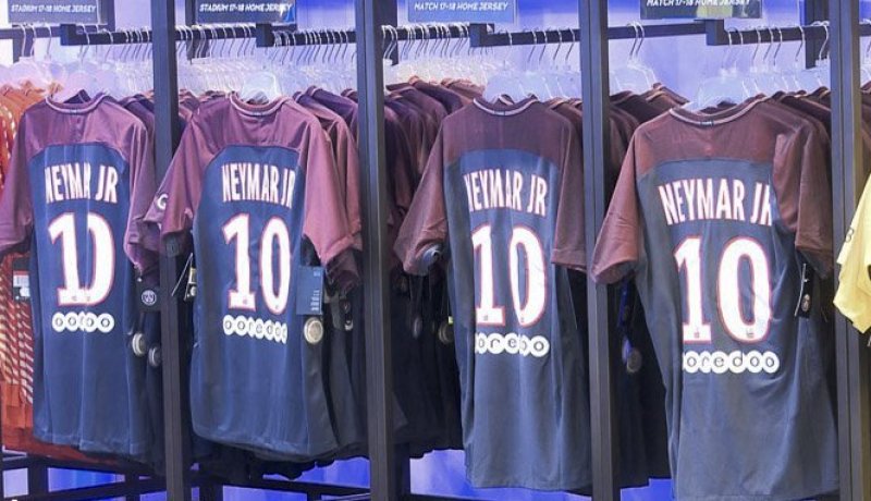 باريس تعرض قميص نيمار للبيع بـ 150 أورو