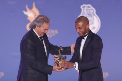 بالفيديو.. ماجر يُسلّم براهيمي جائزة أفضل لاعب في “بورتو”