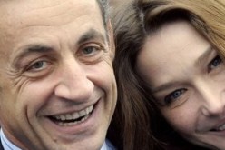 ساركوزي بين الجماهير لسماع زوجته