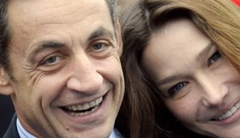 ساركوزي بين الجماهير لسماع زوجته