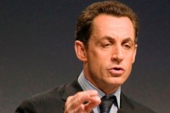 ساركوزي يستقبل وفدا عن الحركى و الأقدام السوداء عقب زيارته للجزائر؟