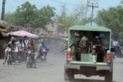 حشد من الجماهير الغاضبة يهاجم متهمين بالمثلية في نيجيريا