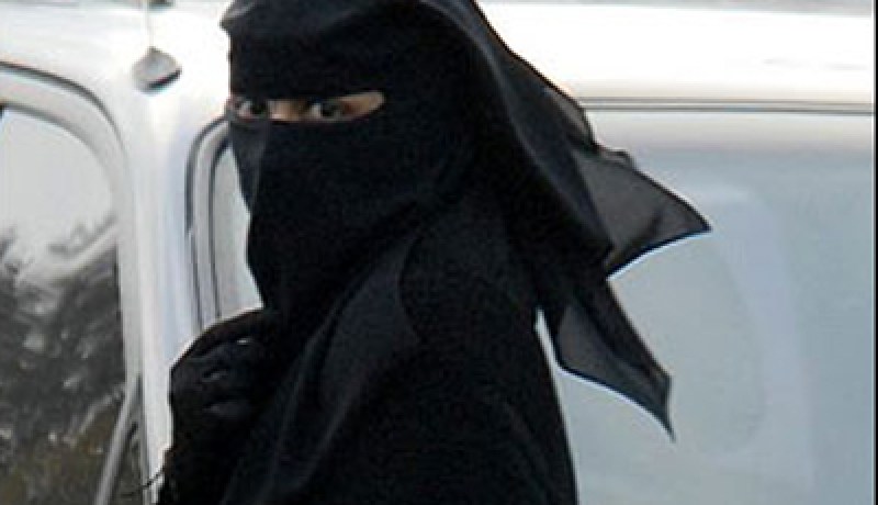 ممثلو الديانة الإسلامية في فرنسا يسجلون حظر ارتداء النقاب