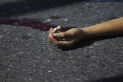 بعد قتل أمّه يبتسم ويلتقط صورة سيلفي مع رأسها المقطوع