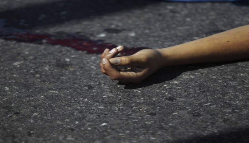 بعد قتل أمّه يبتسم ويلتقط صورة سيلفي مع رأسها المقطوع